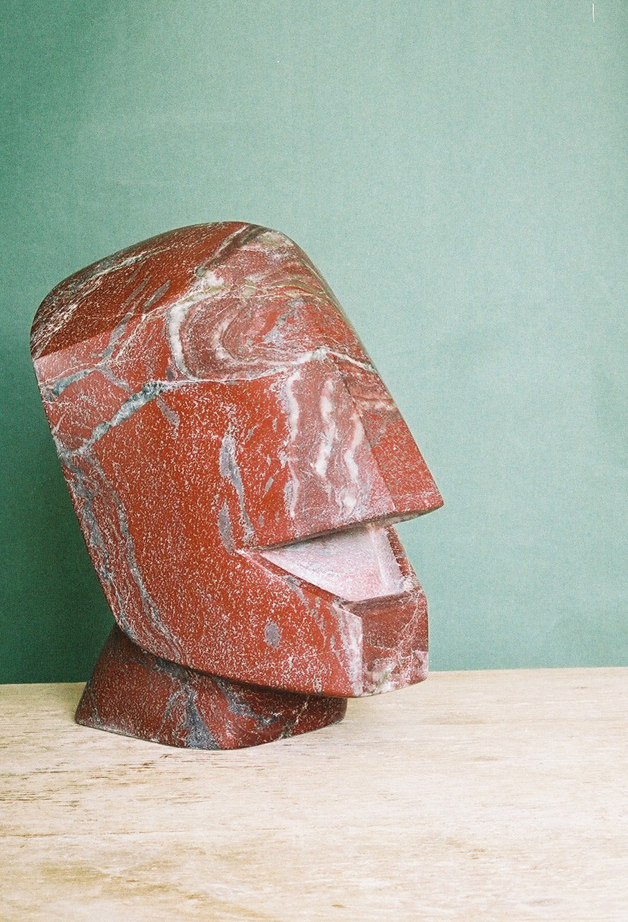 1. Le Clown 2005, marbre Rosso Laguna, h 30 cm,