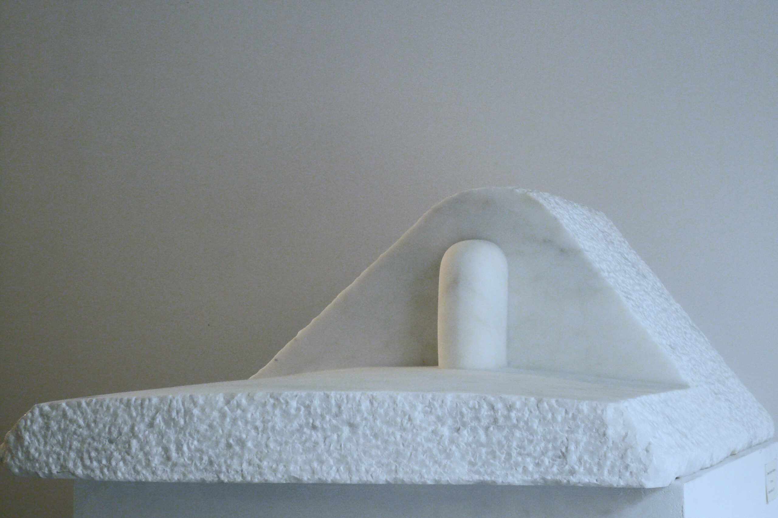 2 – L’Aurore, 2011, marbre statuaire de Carrare 70×70 cm h 32 cm