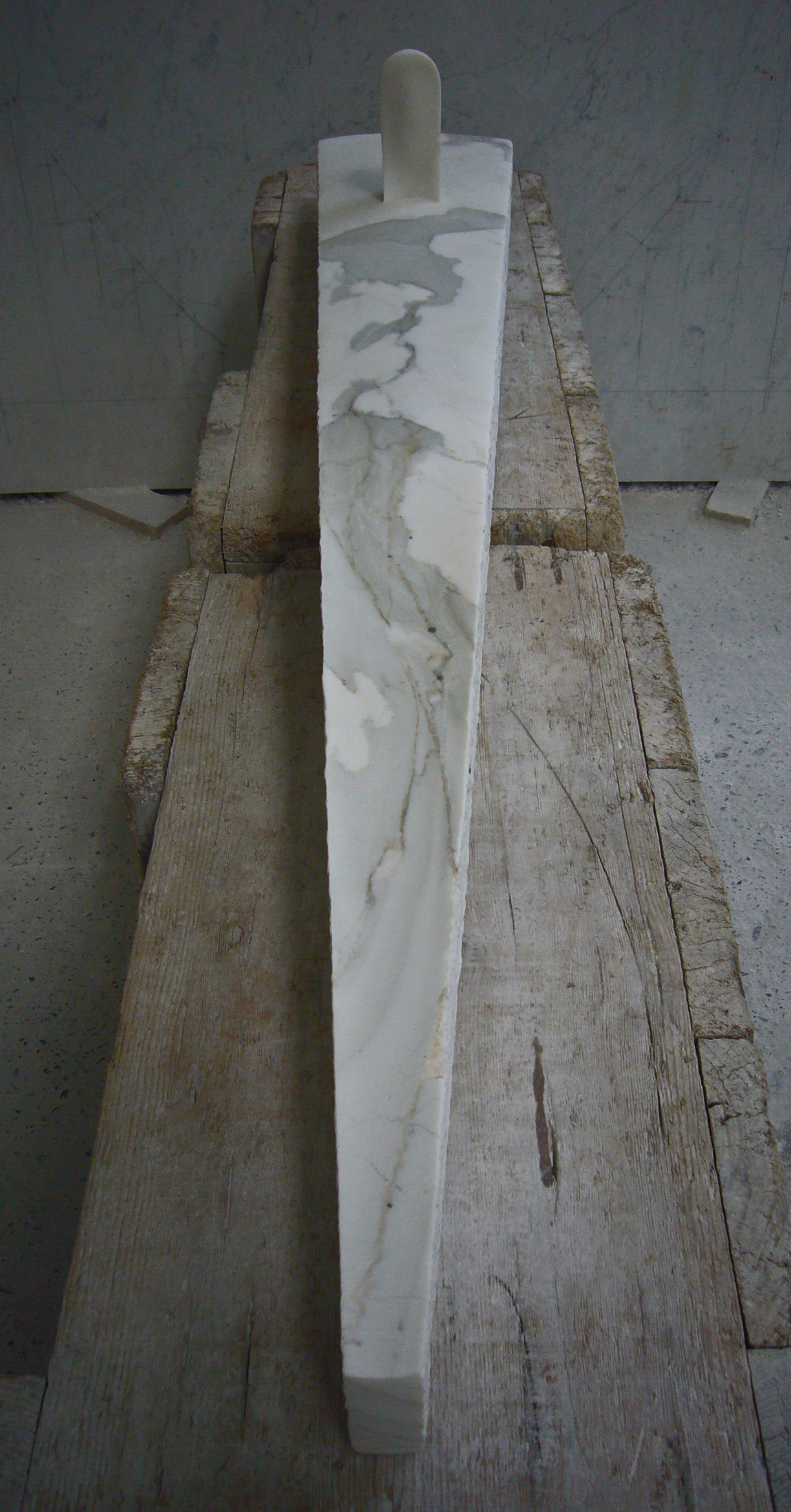 6 – La Fin du Jour, 2013, marbre statuaire de Carrare, 150×3-25 cm h 29 cm