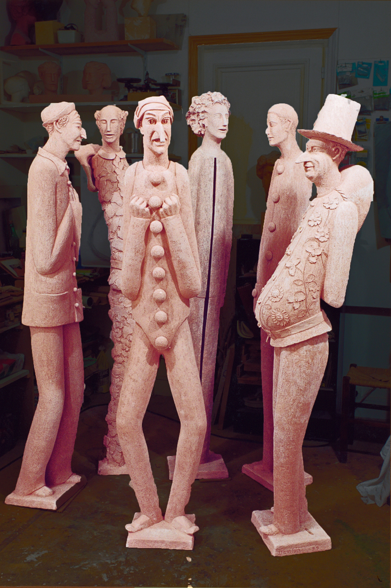 1 La Commedia dell’Arte, 1998- 2000, terre cuite chamottée, pièces uniques, h 170-180 cm