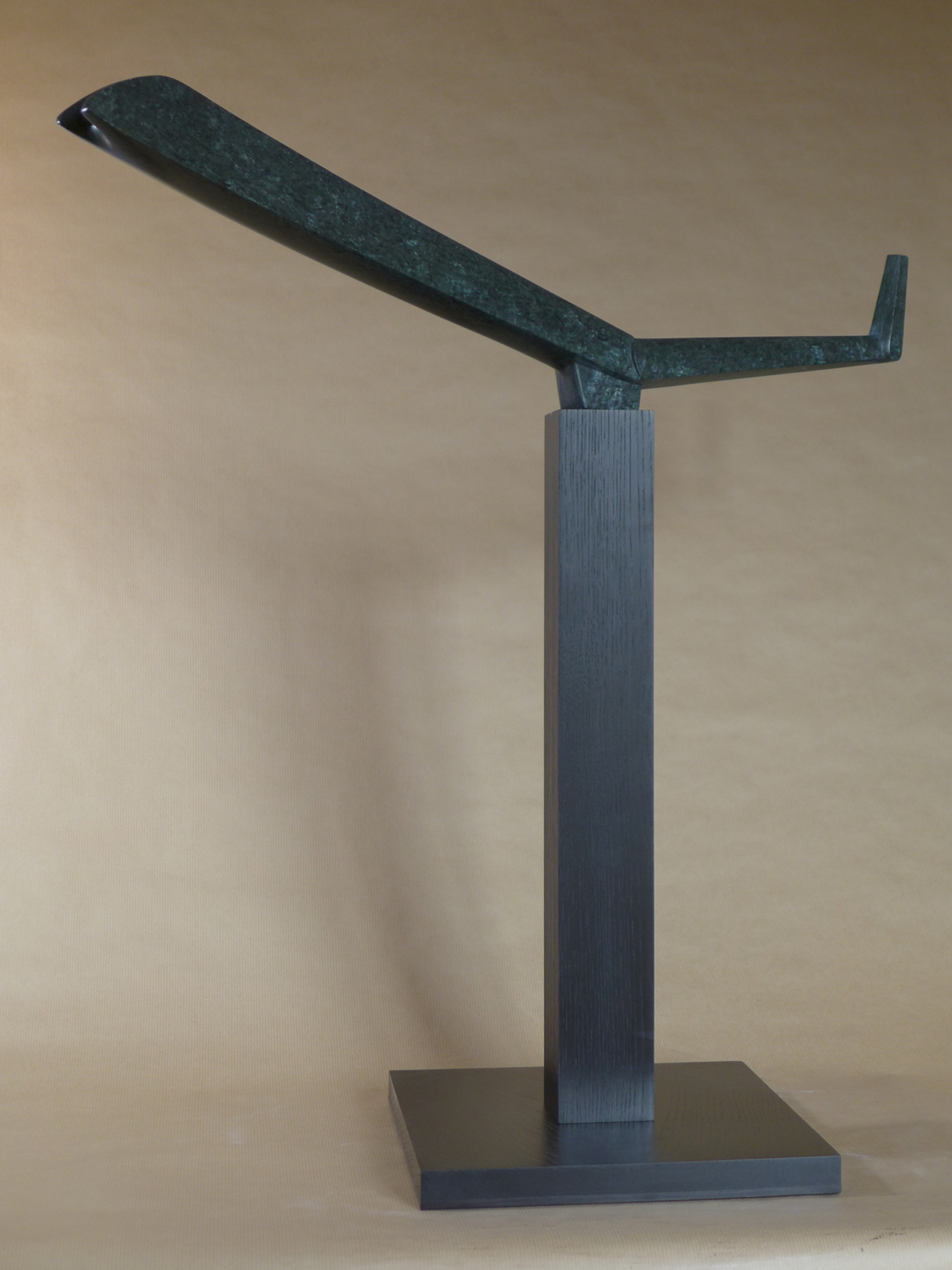 17 Mante, 2012, serpentine sur socle de bois noir.L 69,5cm copie 2