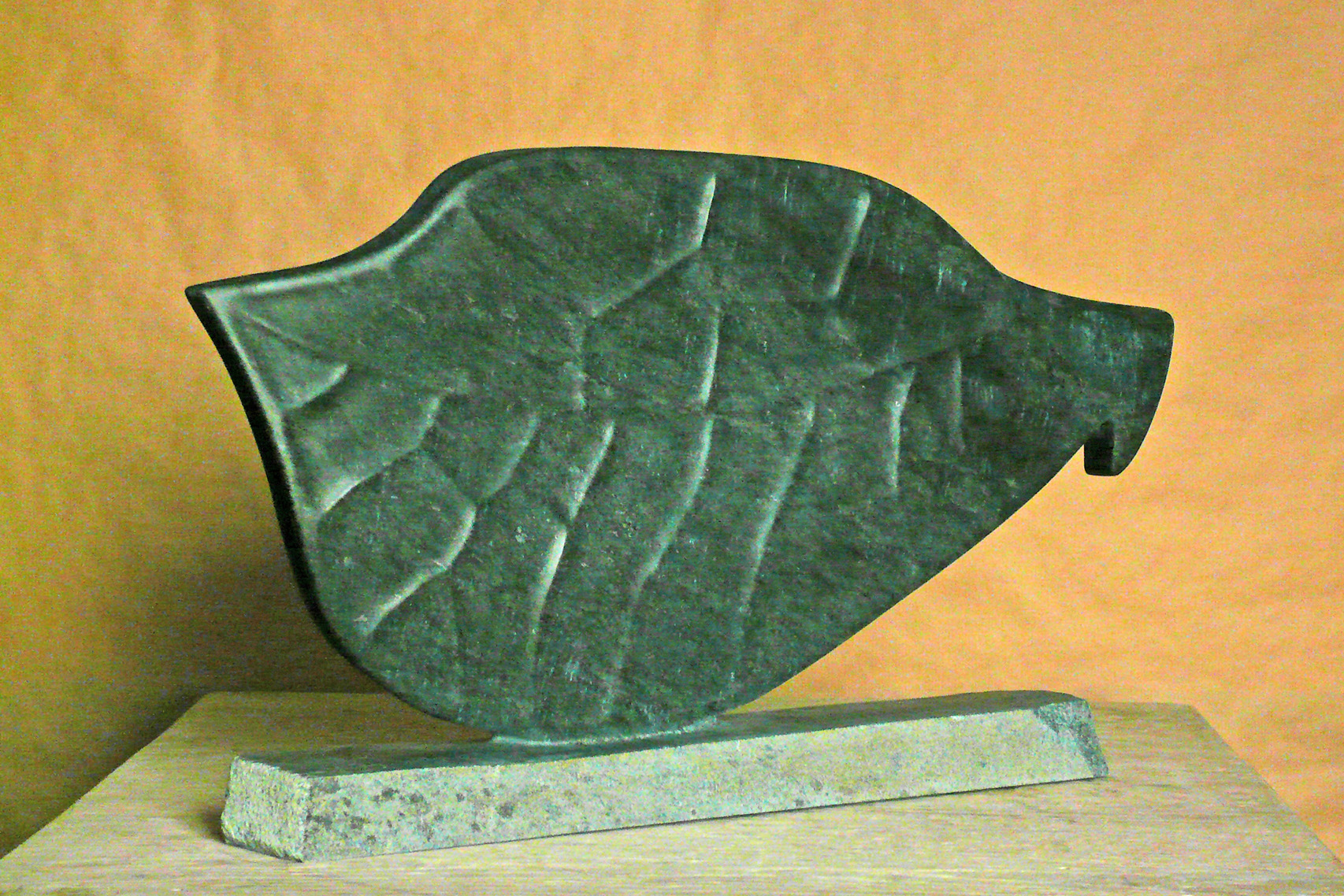 25 Orthoptère, 2009, serpentine monolithe, L 53 cm