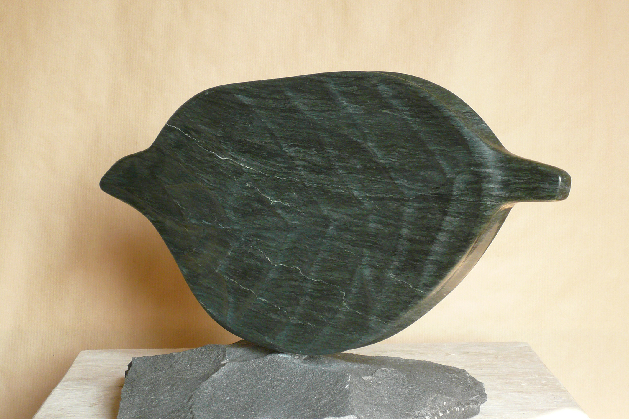 28 Orthoptère, 2010, serpentine, L 62 cm