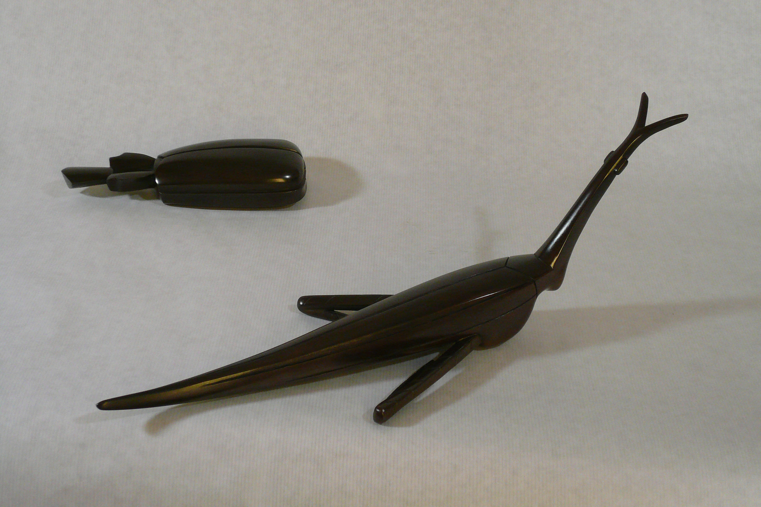 8 Scarabée, 1985, bronze, L 20,5 cm – Sauterelle, 1982, bronze, L40 cm
