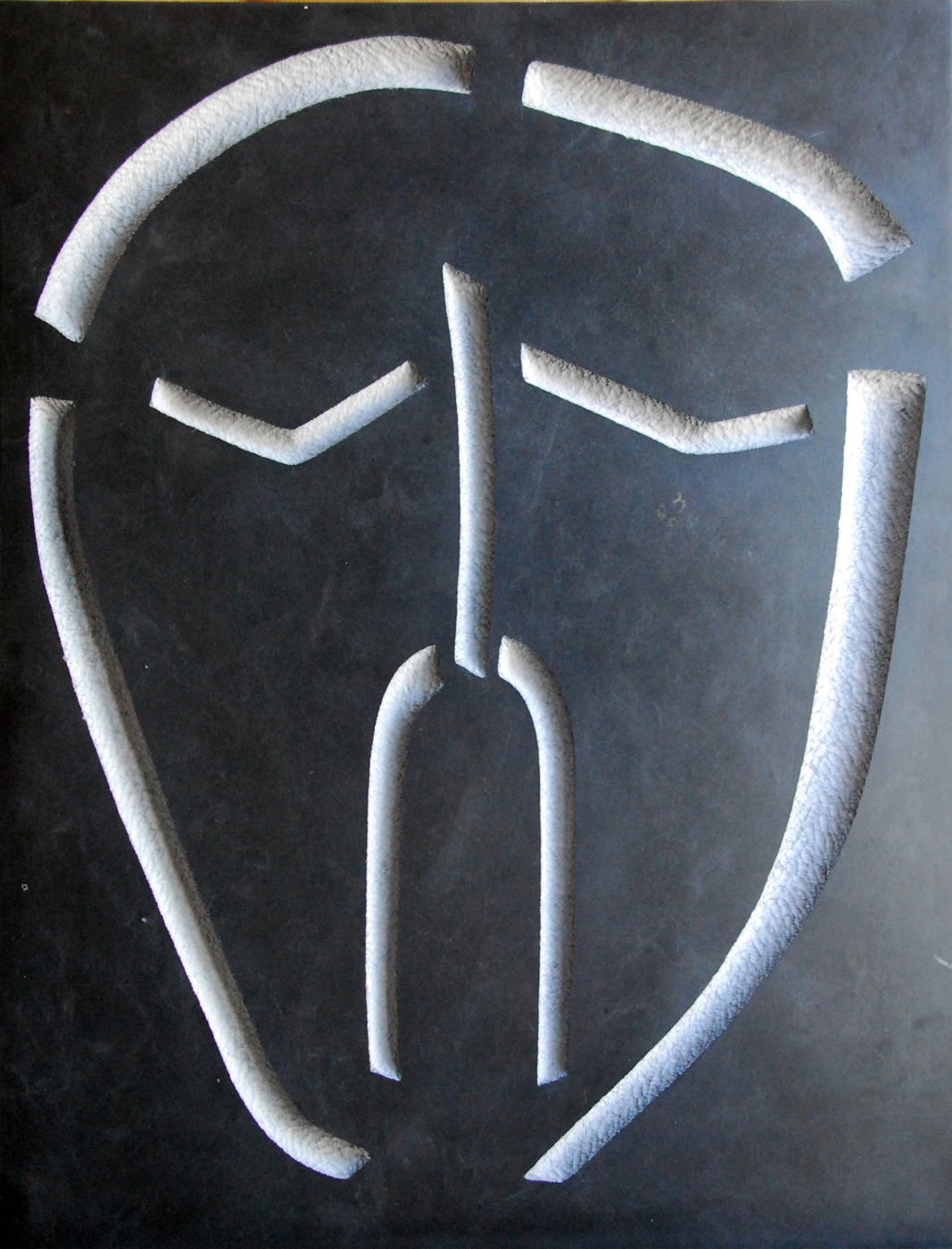 9. Le Christ en croix, 1994, marbre noir de Volos, 65×50 cm