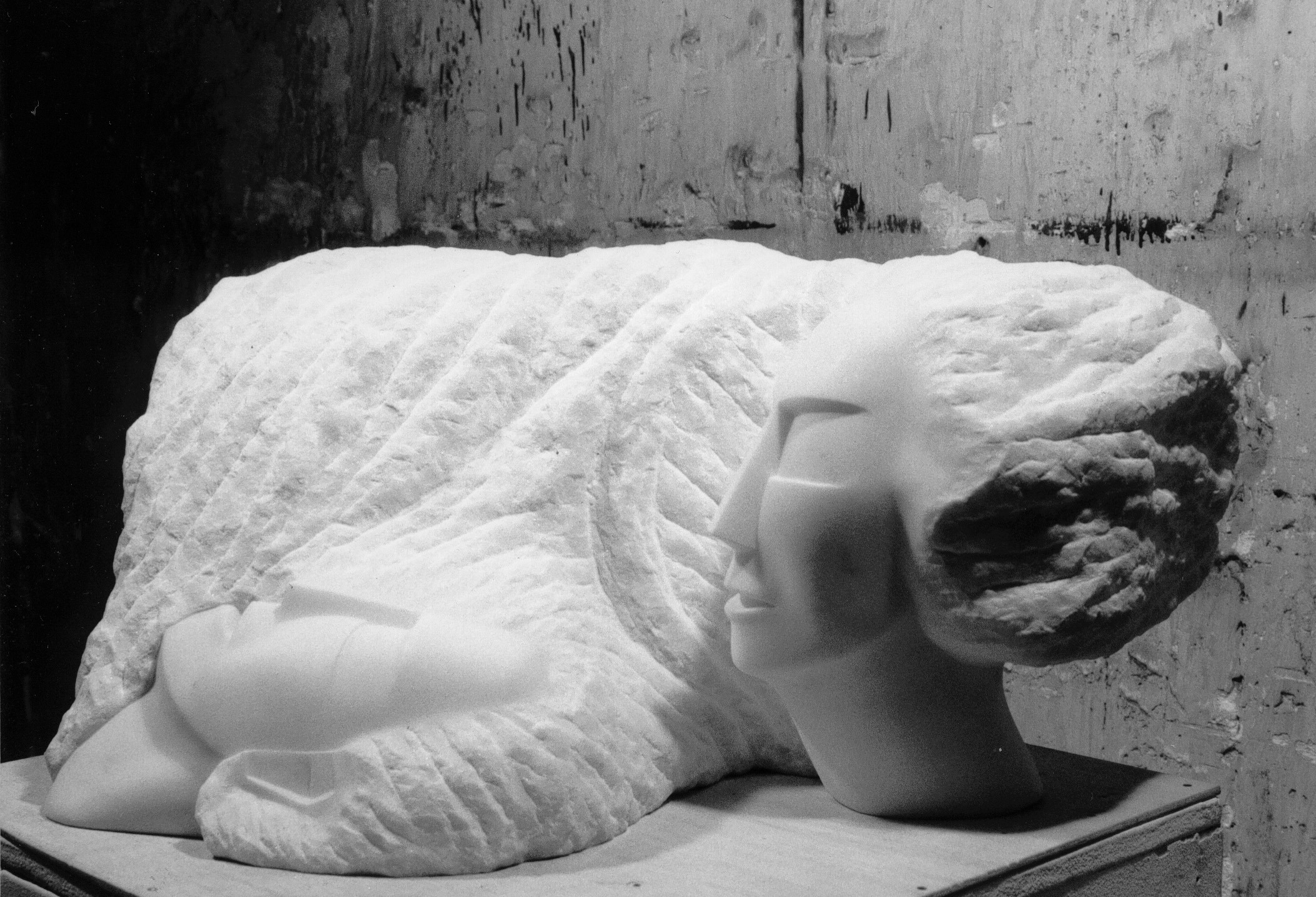 11 Le Poète endormi, 1993, marbre statuaire de Carrare, 60×31 cm h 30 cm