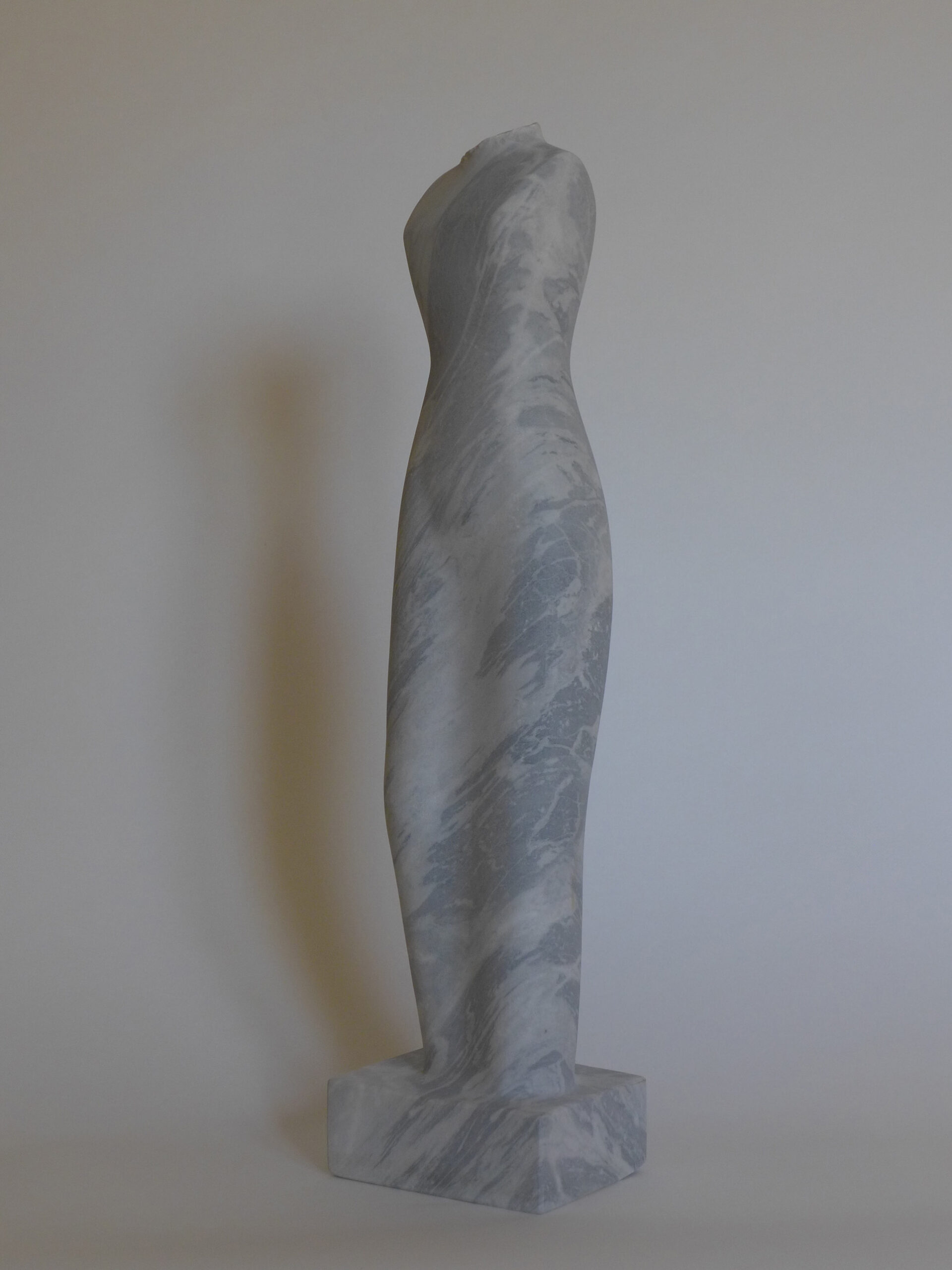 17, Ragazza, 2009, marbre Bardiglio de Carrare, h 69 cm