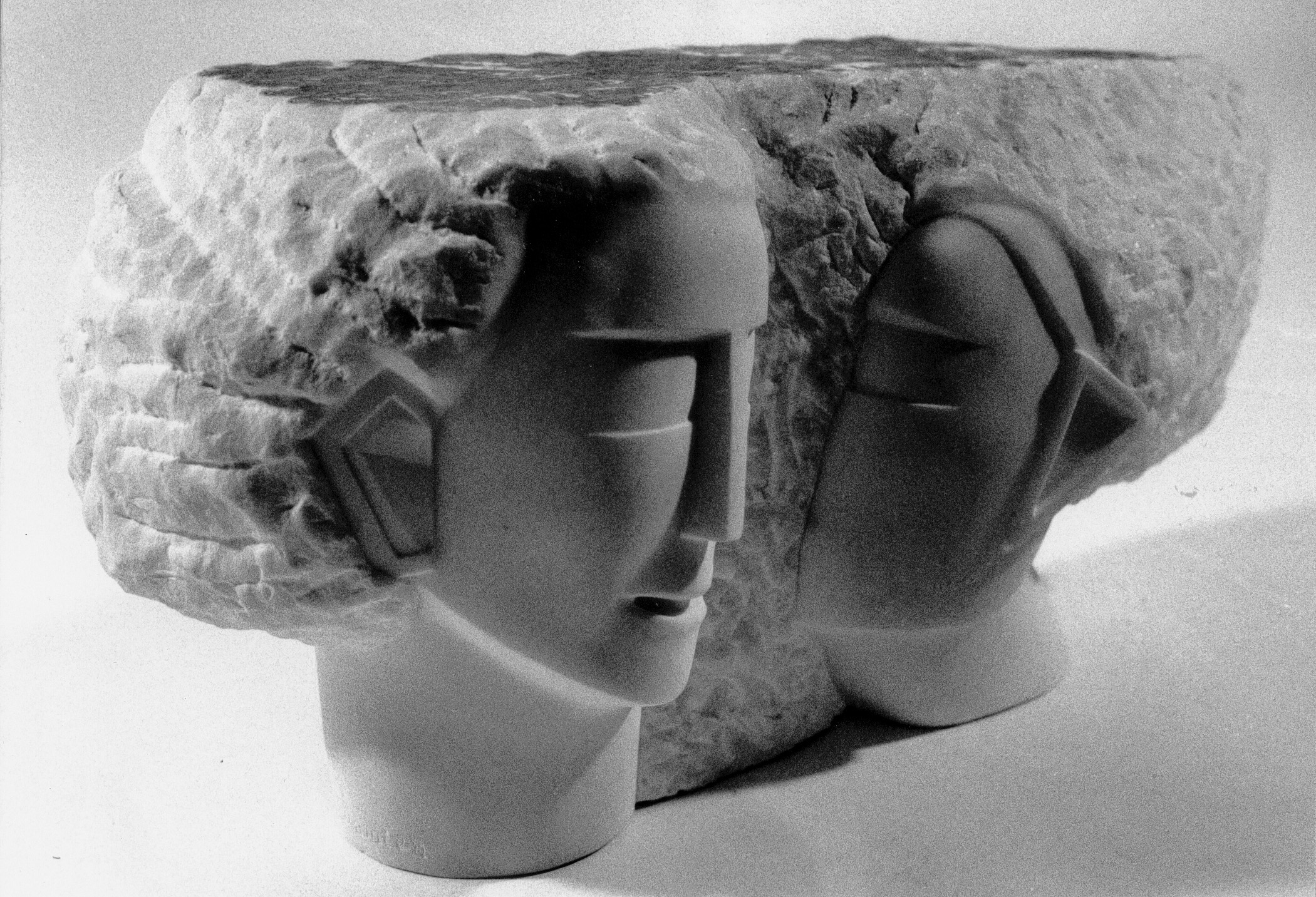 9, Le Secret, 1992, marbre statuaire de Carrare, 21×58 cm h 30 cm, collection privée